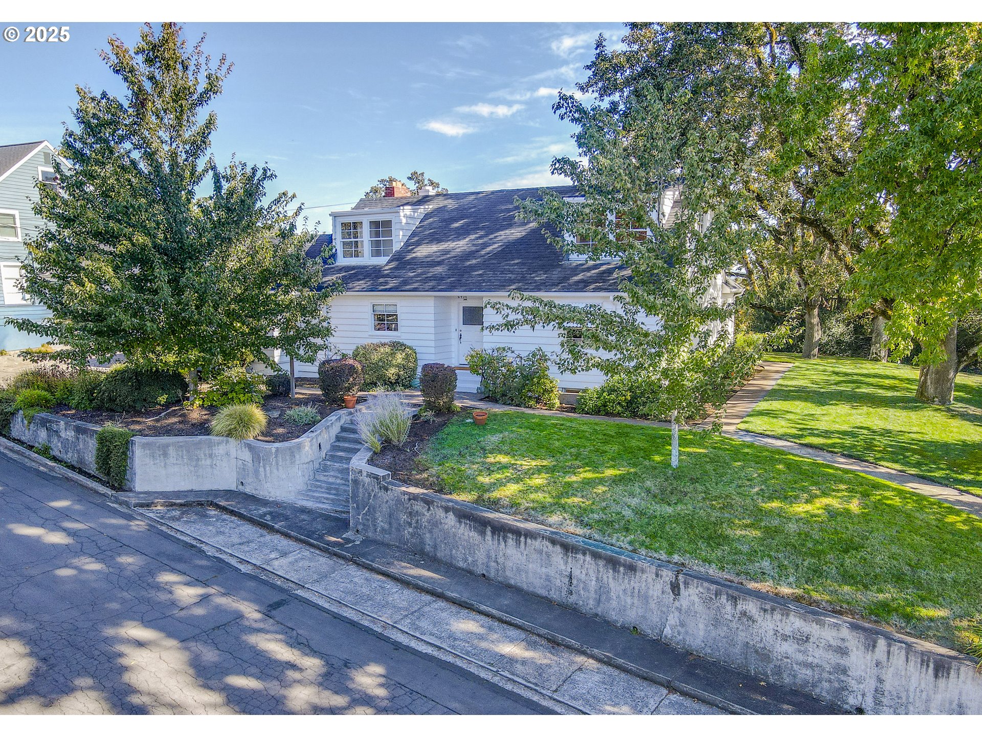 641 City View Boulevard Springfield, OR 97477 - Photo 4 of 48 a view of a house with a yard