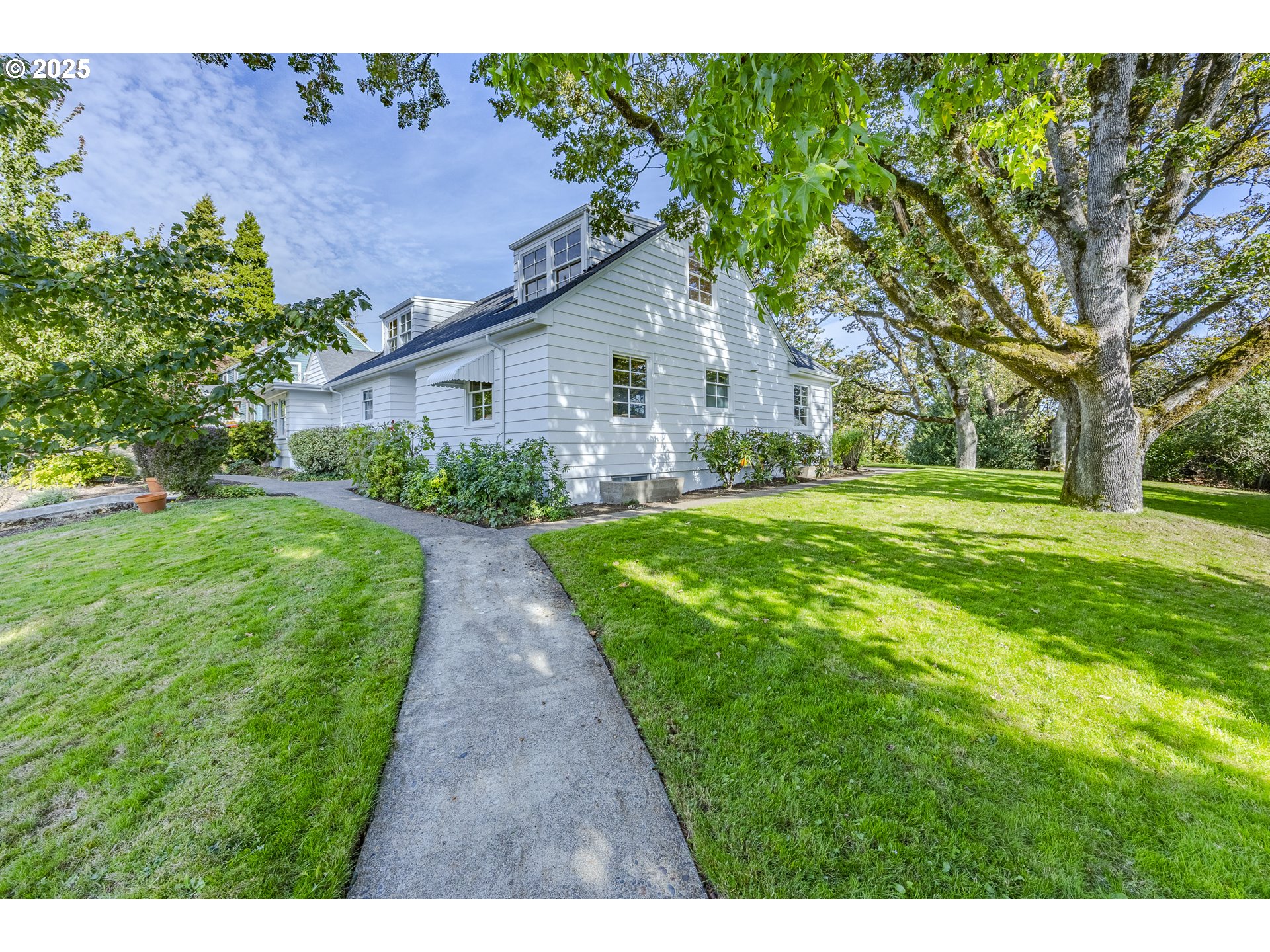 641 City View Boulevard Springfield, OR 97477 - Photo 5 of 48 a view of a yard and front view of a house
