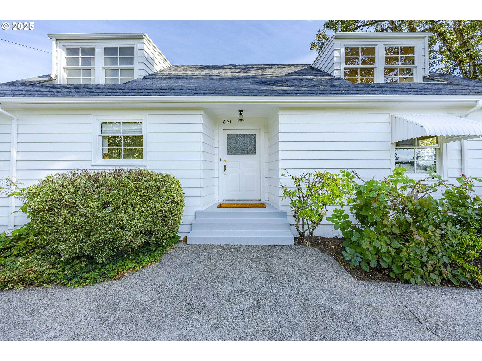 641 City View Boulevard Springfield, OR 97477 - Photo 6 of 48 a view of outdoor space yard and front view of a house