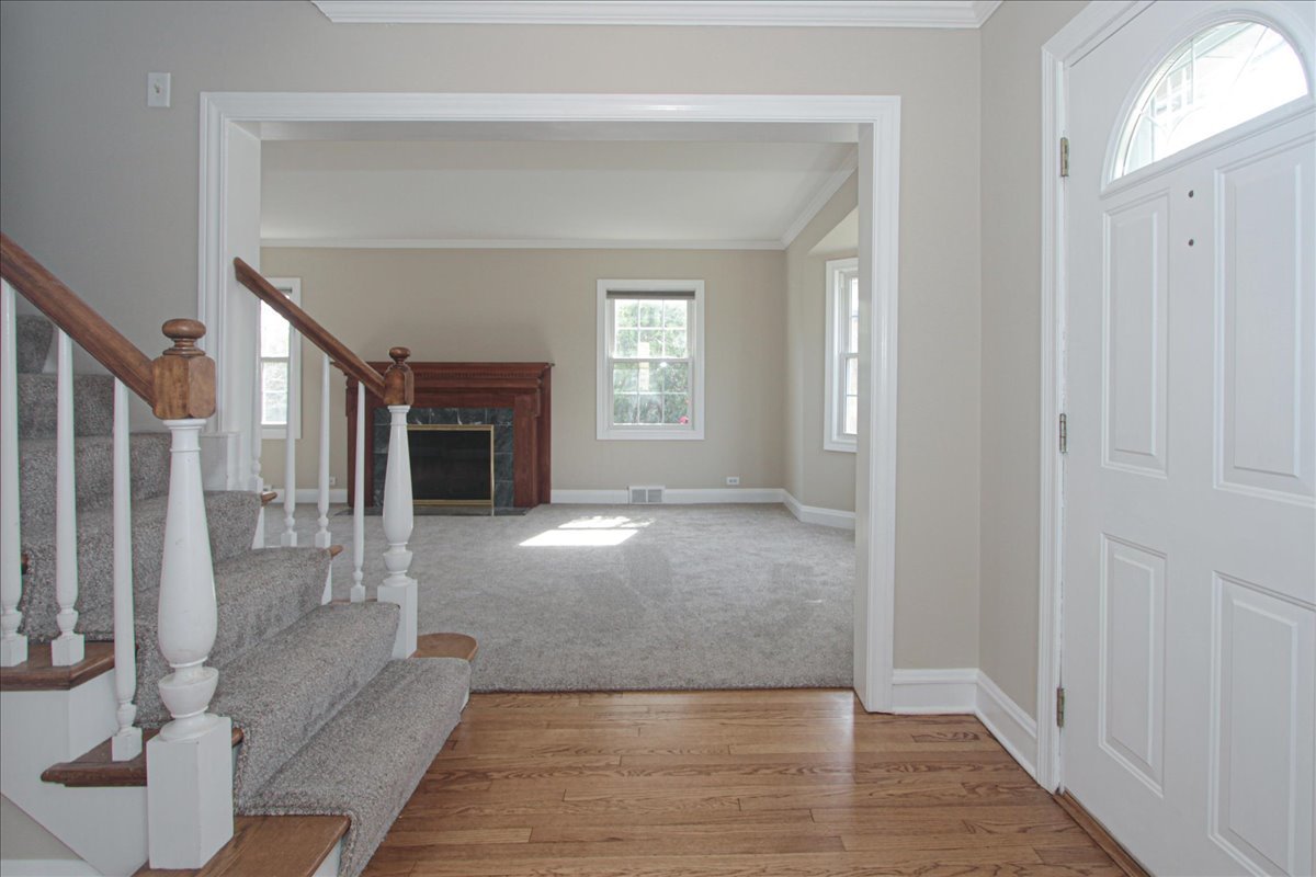 281 Oxford Road Des Plaines, IL 60016 - Photo 2 of 26 Gallery Image 2