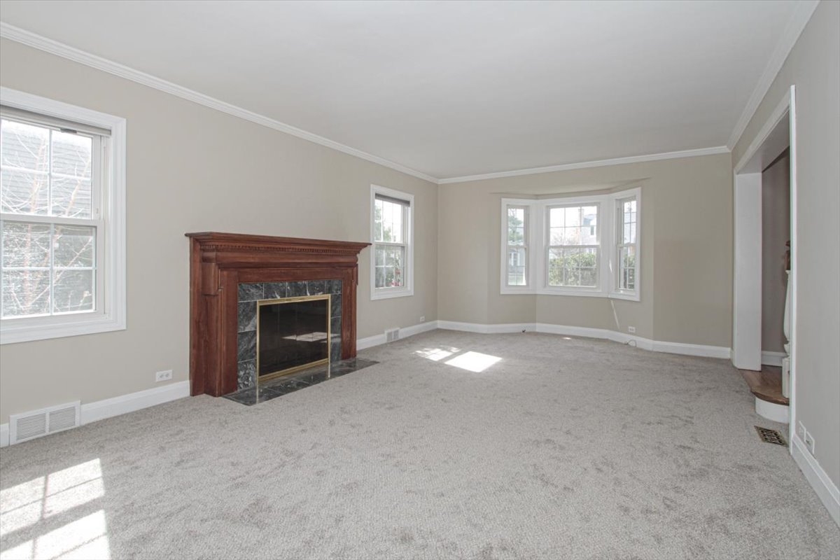 281 Oxford Road Des Plaines, IL 60016 - Photo 3 of 26 Gallery Image 3