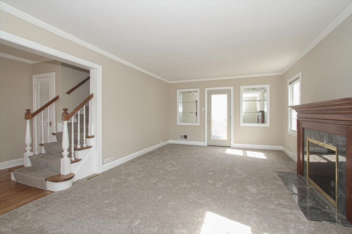 281 Oxford Road Des Plaines, IL 60016 - Photo 4 of 26 Gallery Image 4