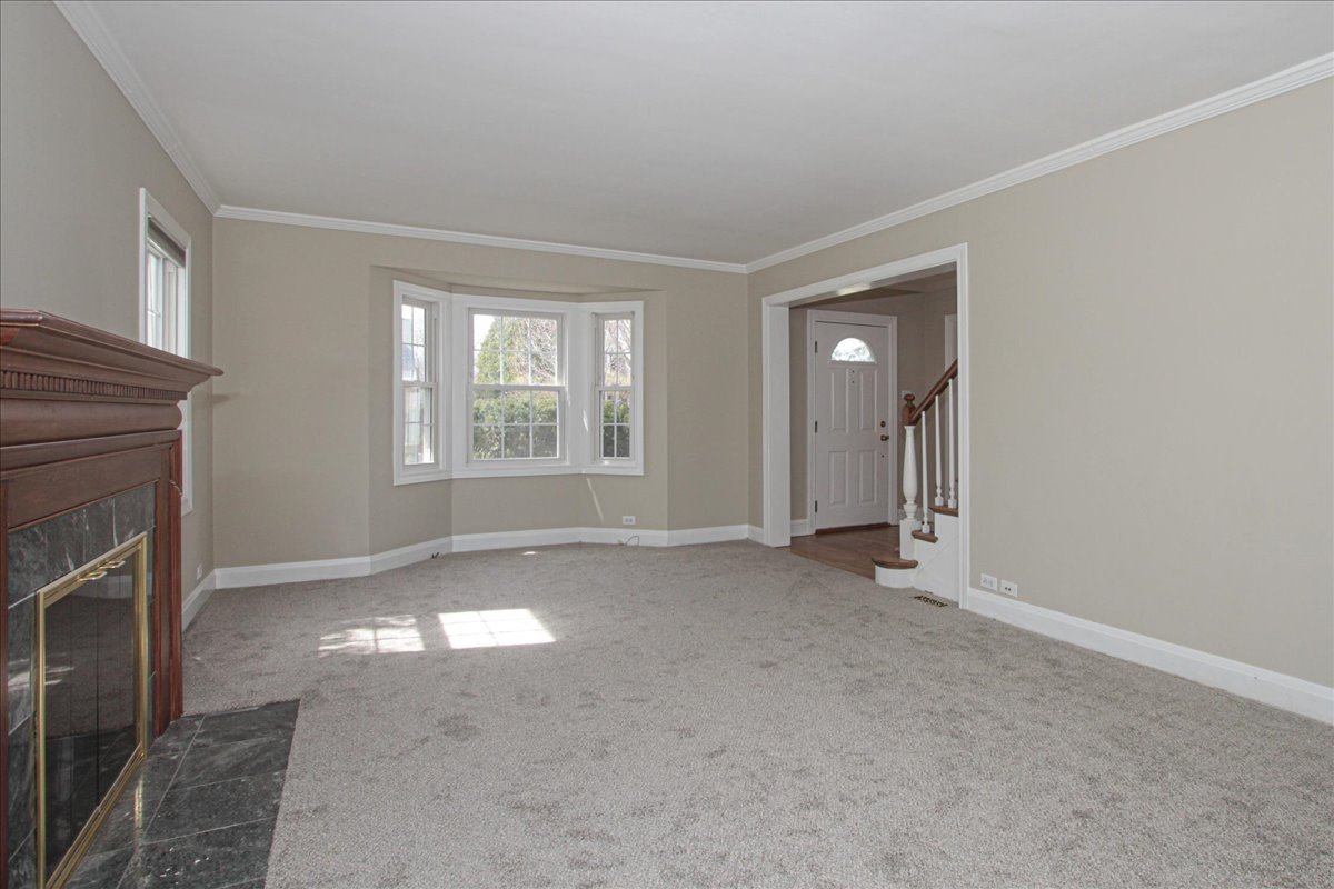 281 Oxford Road Des Plaines, IL 60016 - Photo 5 of 26 Gallery Image 5