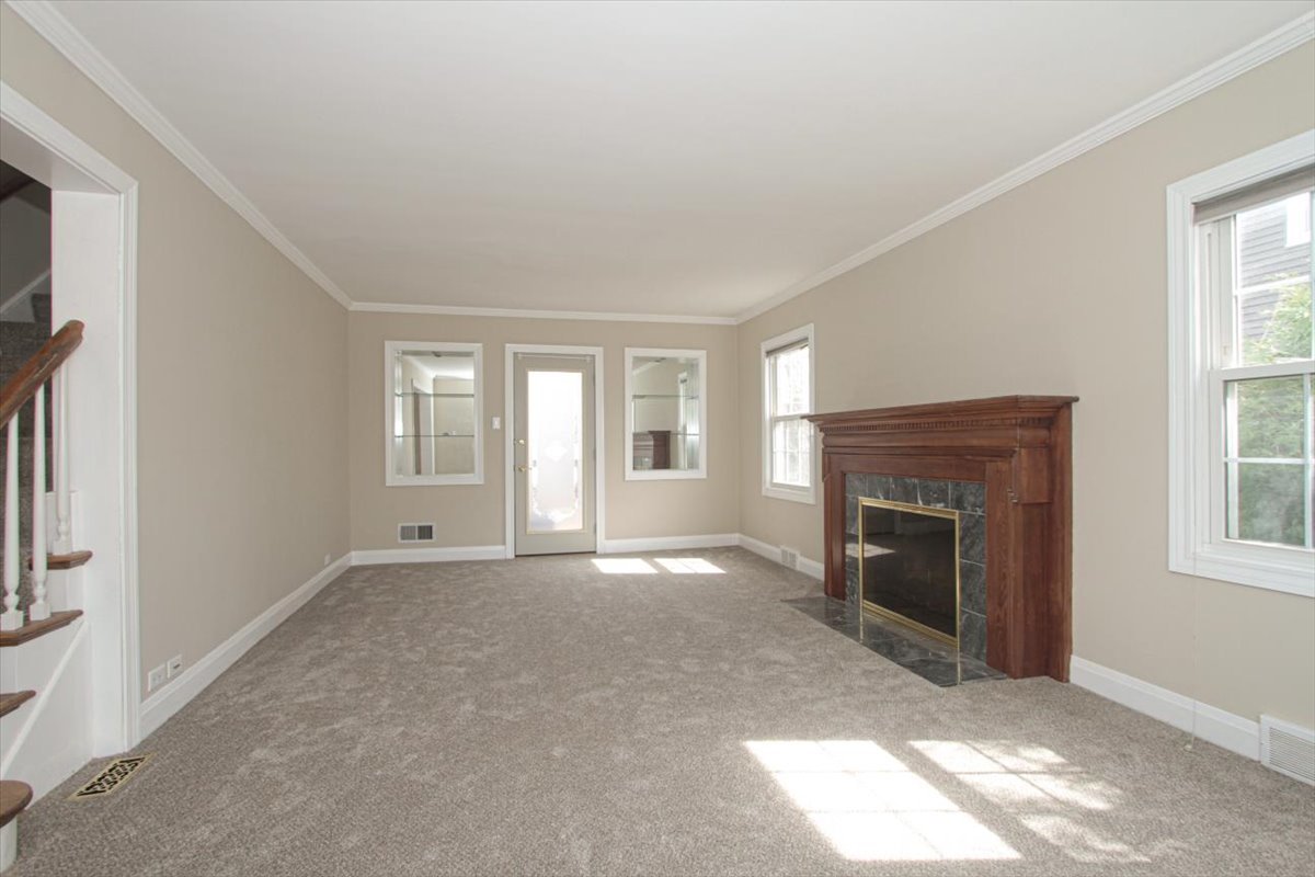 281 Oxford Road Des Plaines, IL 60016 - Photo 6 of 26 Gallery Image 6