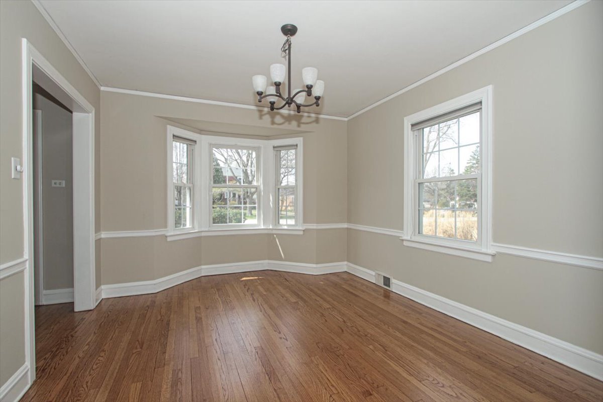 281 Oxford Road Des Plaines, IL 60016 - Photo 7 of 26 Gallery Image 7