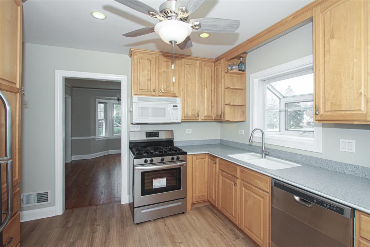 281 Oxford Road Des Plaines, IL 60016 - Photo 10 of 26 Gallery Image 10