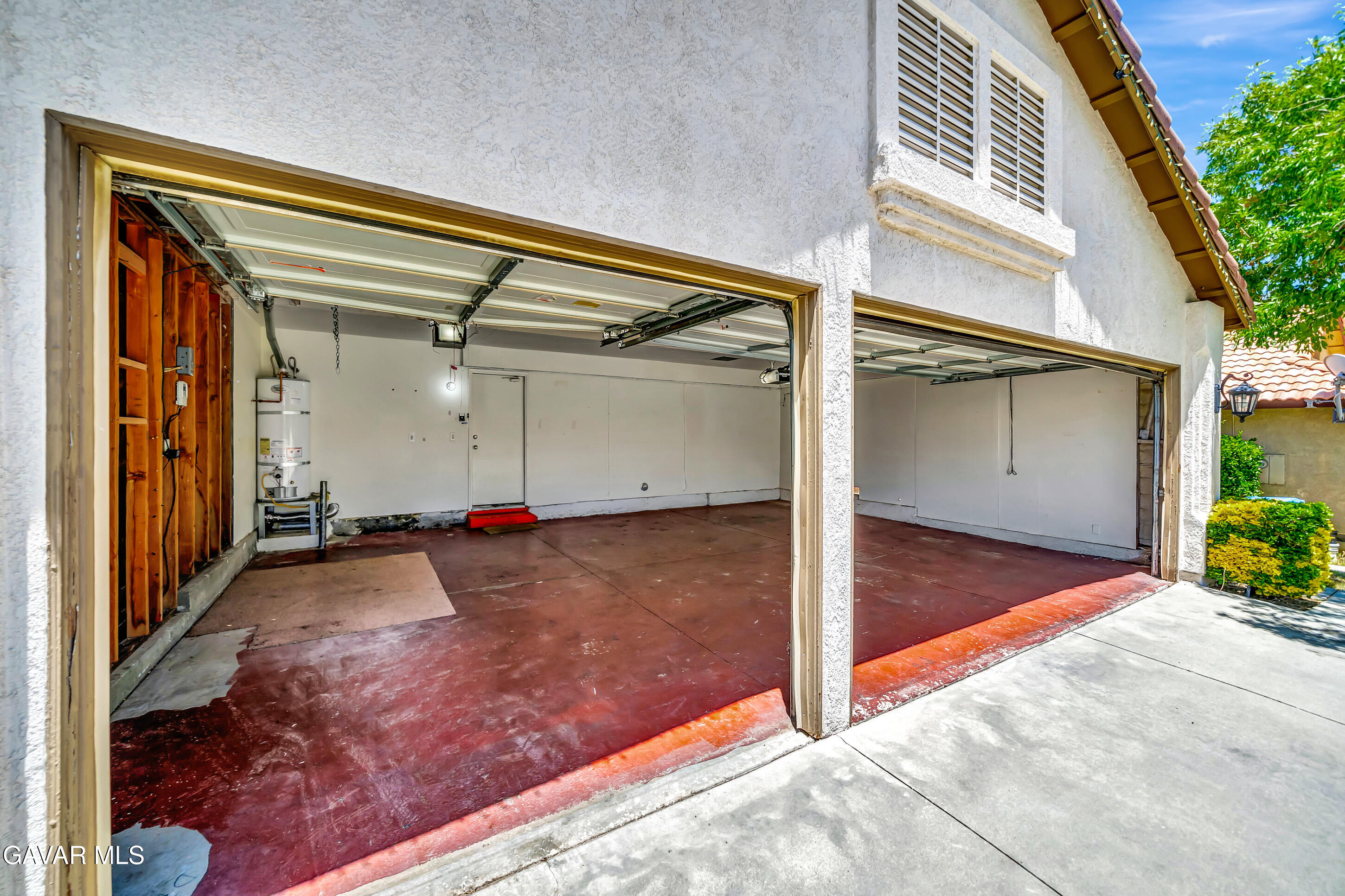 3115 Crowne Drive Palmdale, CA 93551 - Photo 26 of 51 a view of a garage
