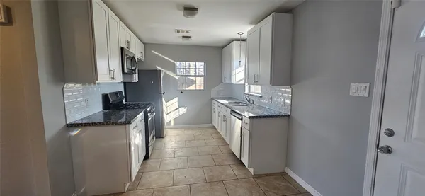 $1,400 | 2914 Staples Street, Houston, TX 77026