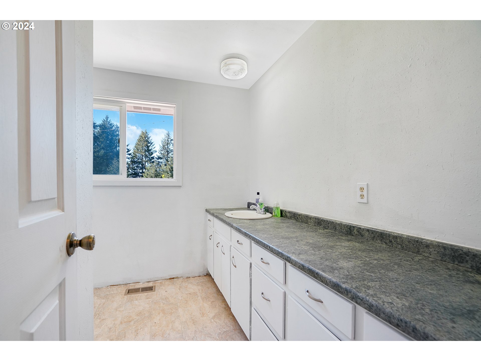 20471 Bridge Creek Road Southeast Silverton, OR 97381 - Photo 14 of 38 Gallery Image 14