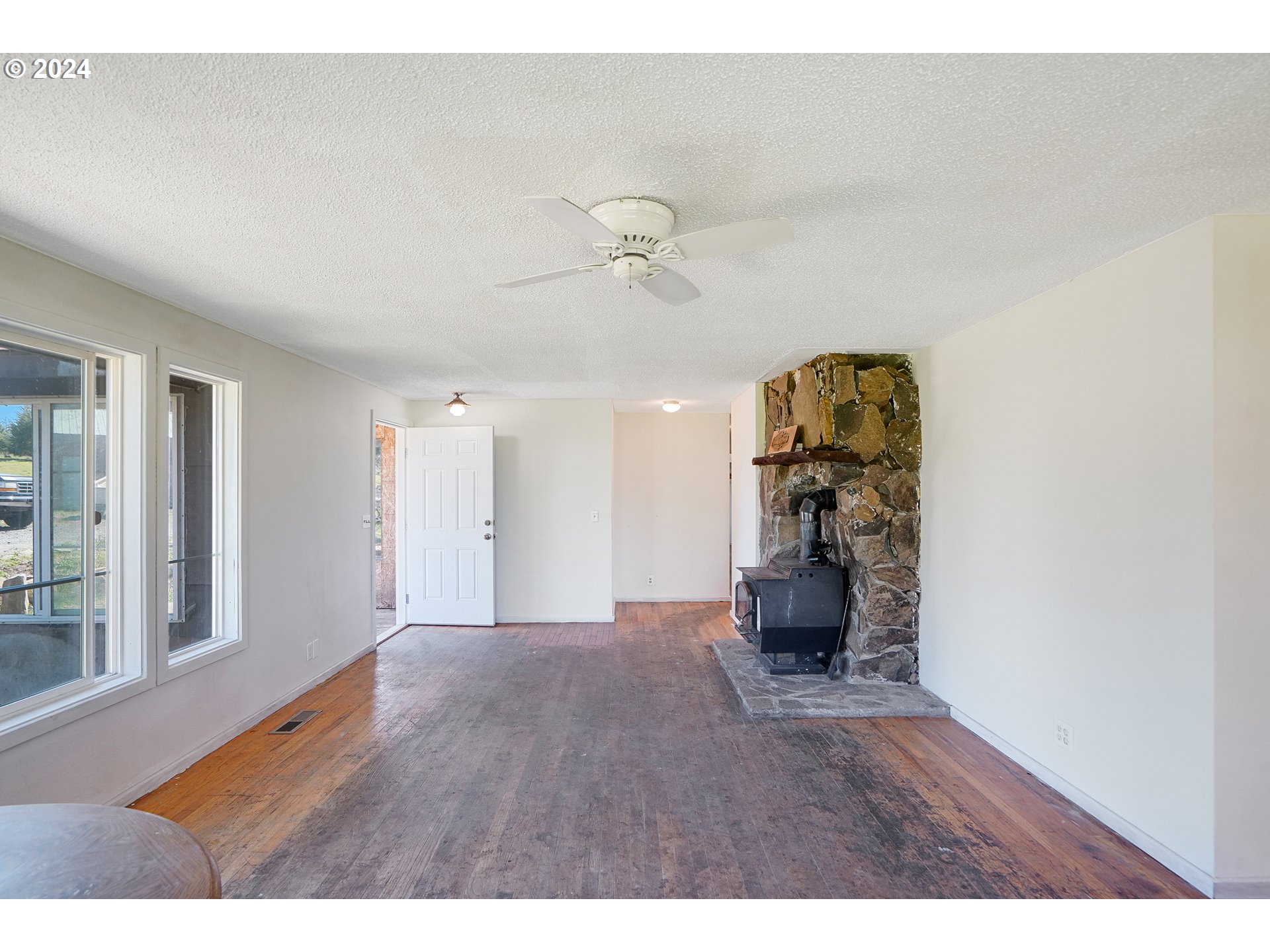 20471 Bridge Creek Road Southeast Silverton, OR 97381 - Photo 17 of 38 Gallery Image 17