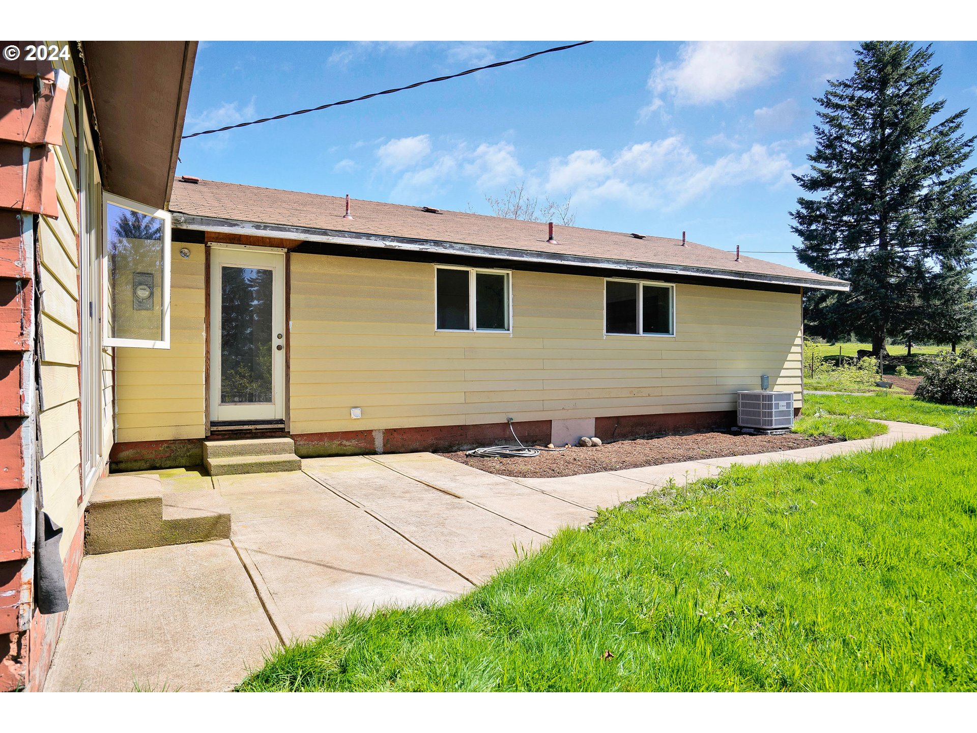 20471 Bridge Creek Road Southeast Silverton, OR 97381 - Photo 6 of 38 Gallery Image 6