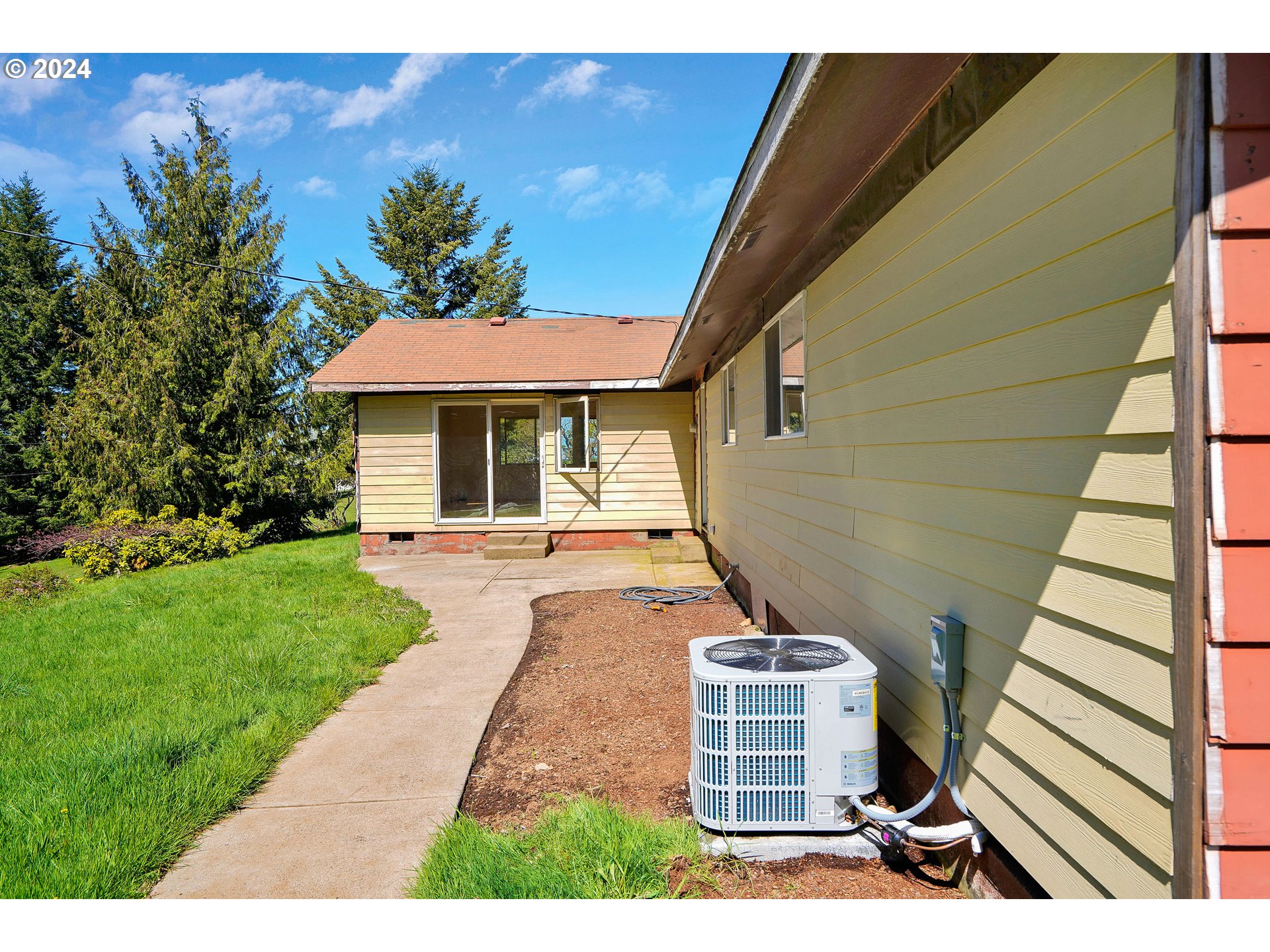 20471 Bridge Creek Road Southeast Silverton, OR 97381 - Photo 7 of 38 Gallery Image 7