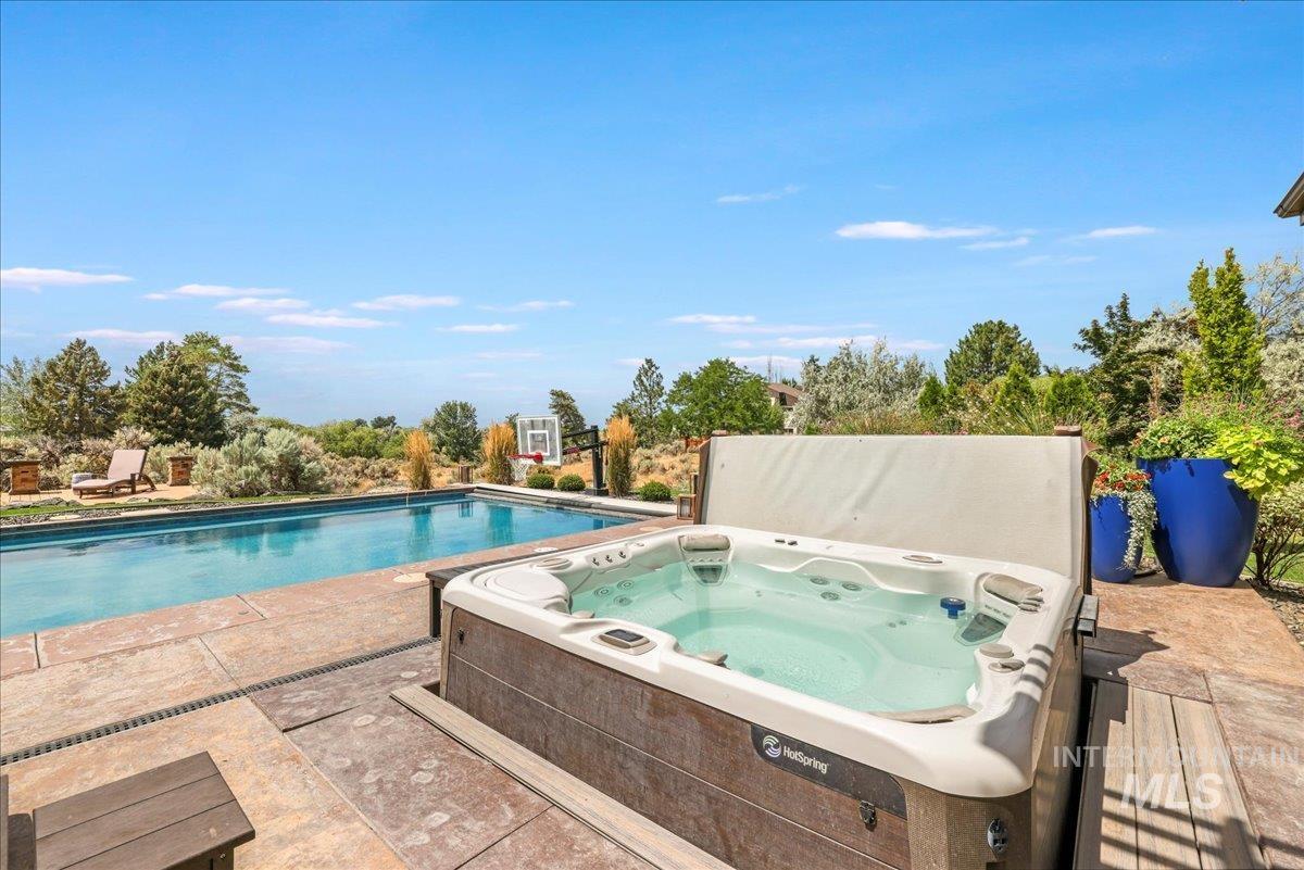 3365 Willow Way Twin Falls, ID 83301 - Photo 37 of 50 Swimming pool featuring a hot tub