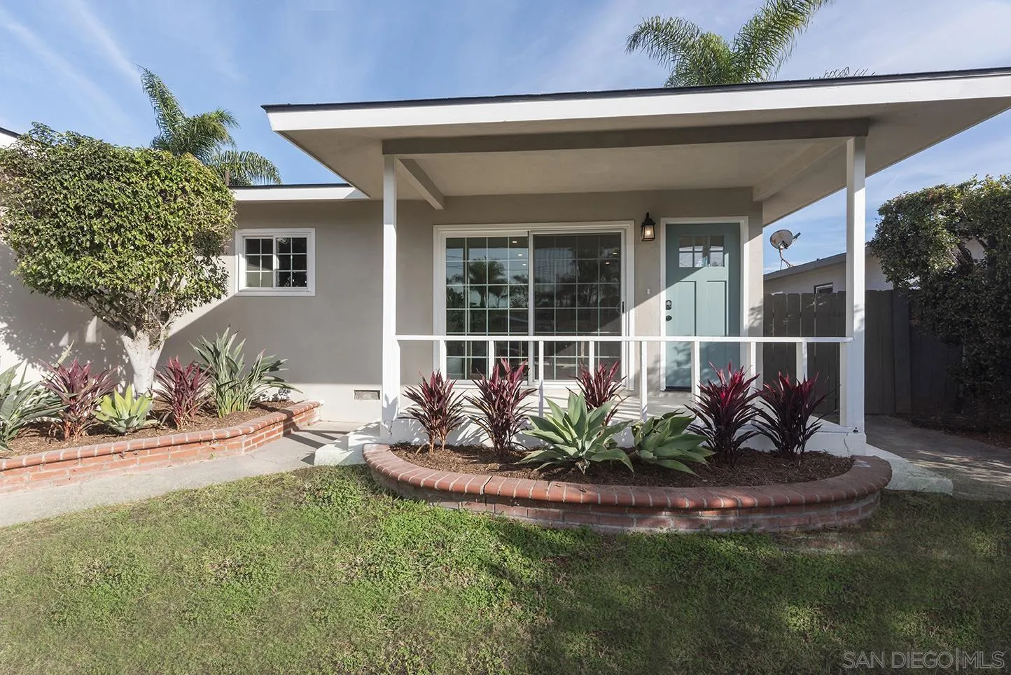 a view of a house with backyard and porch