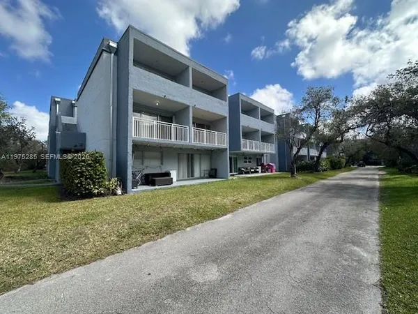 $2,200 | 9373 Fontainebleau Boulevard, Unit K217, Miami, FL 33172