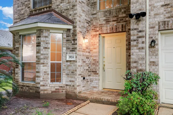 $2,198 | 3924 Highland Vale Court, Fresno, TX 77545