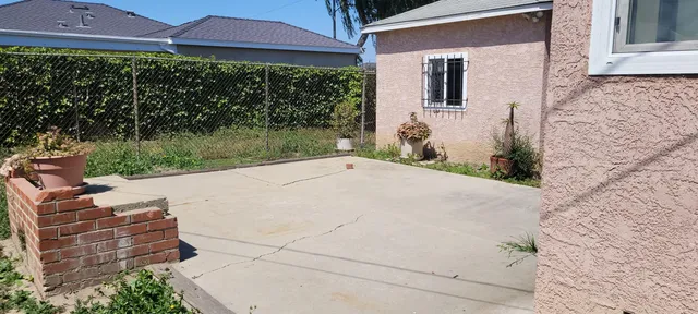 a view of backyard of the house