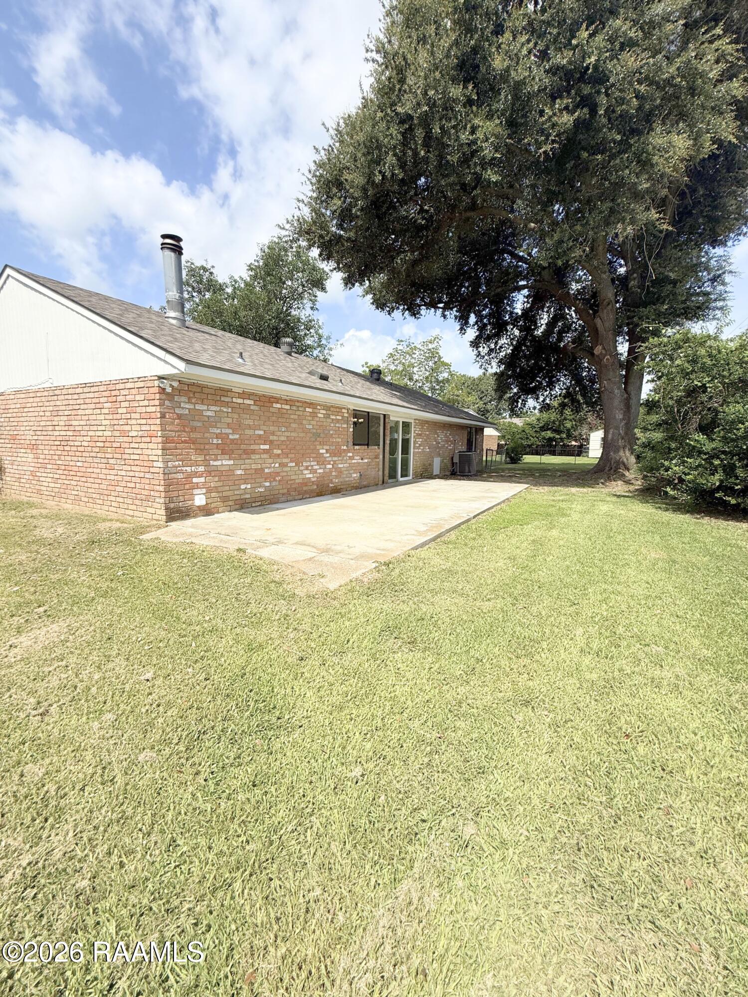 208 Castle Row Lafayette, LA 70506 - Photo 16 of 16 Side View Of backyard