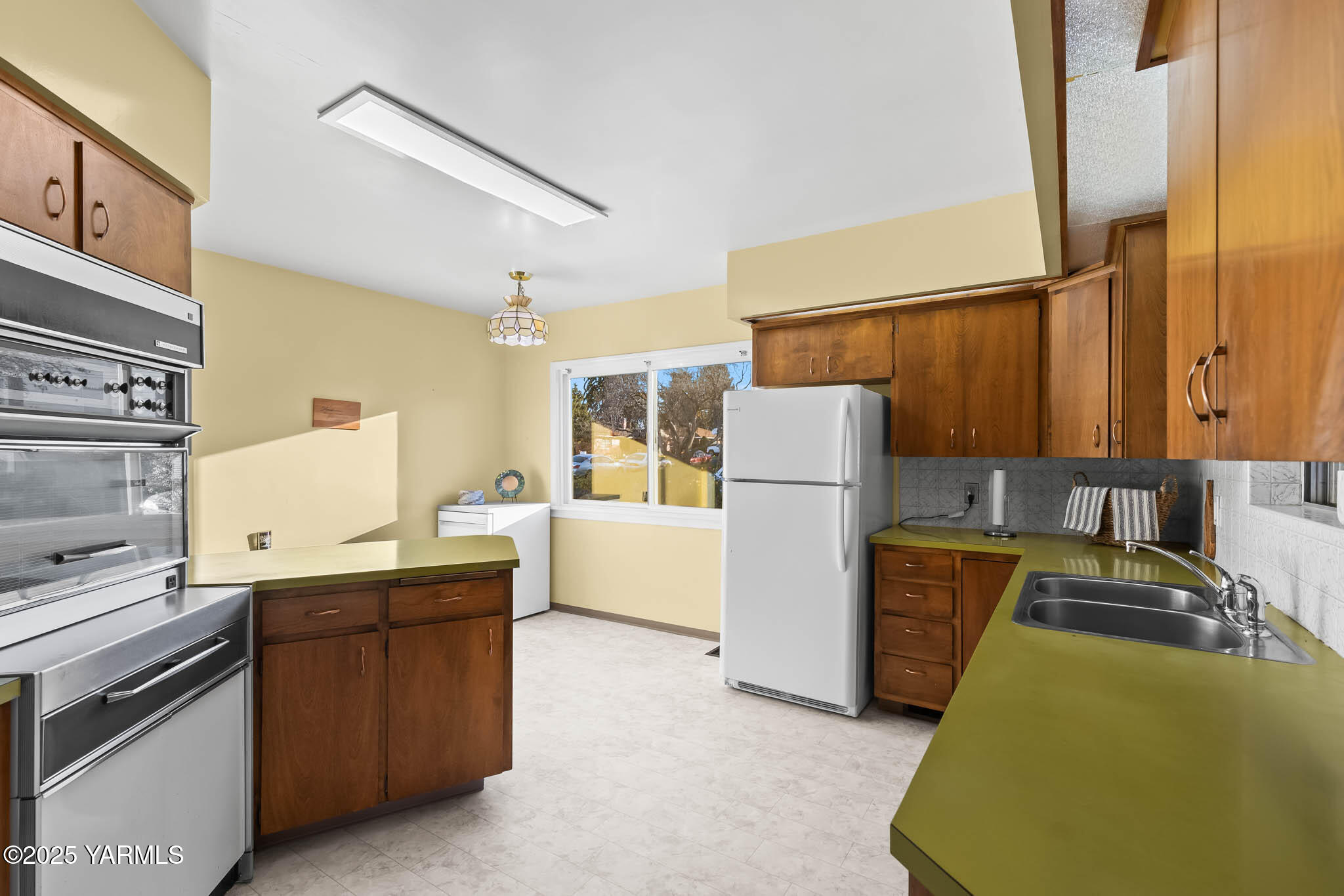 304 North 35th Avenue Yakima, WA 98902 - Photo 1 of 31 a room with furniture and a refrigerator