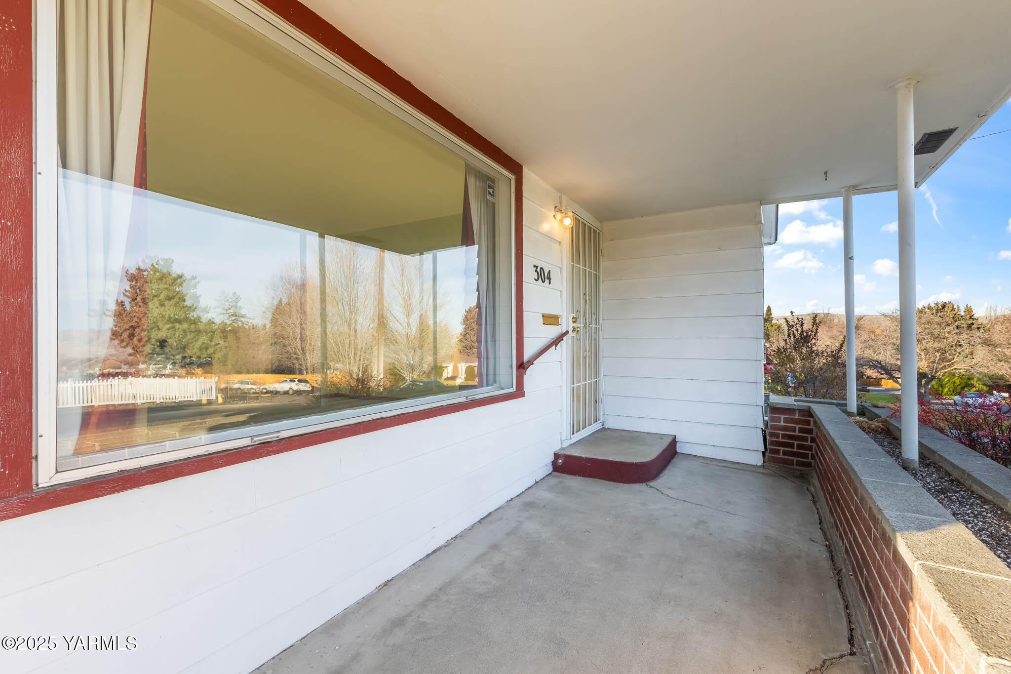 304 North 35th Avenue Yakima, WA 98902 - Photo 2 of 31 2. Front Porch