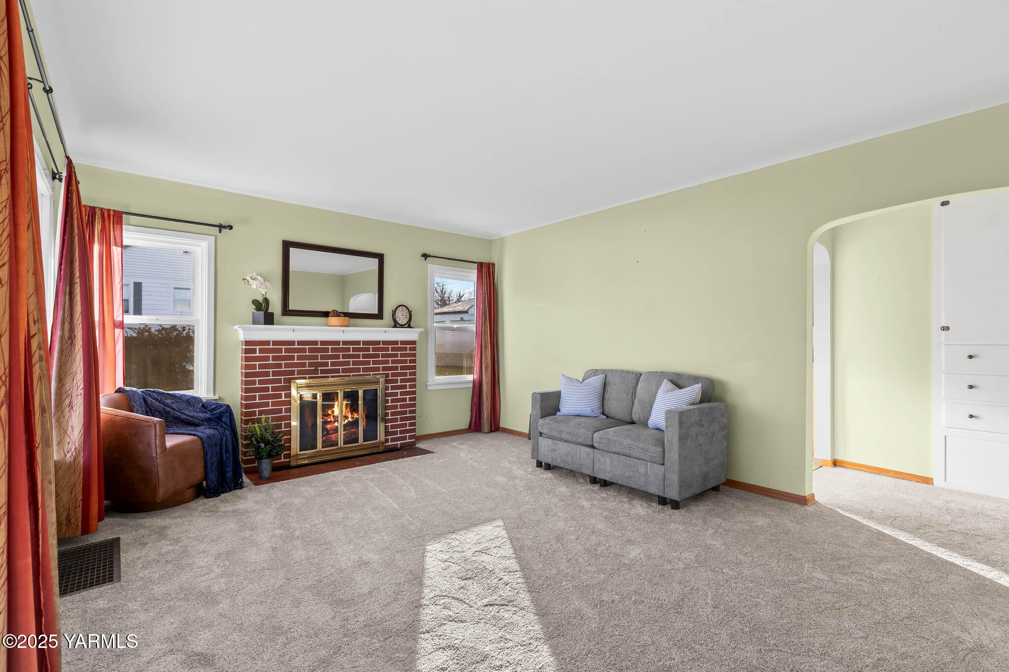304 North 35th Avenue Yakima, WA 98902 - Photo 3 of 31 3. Living Room