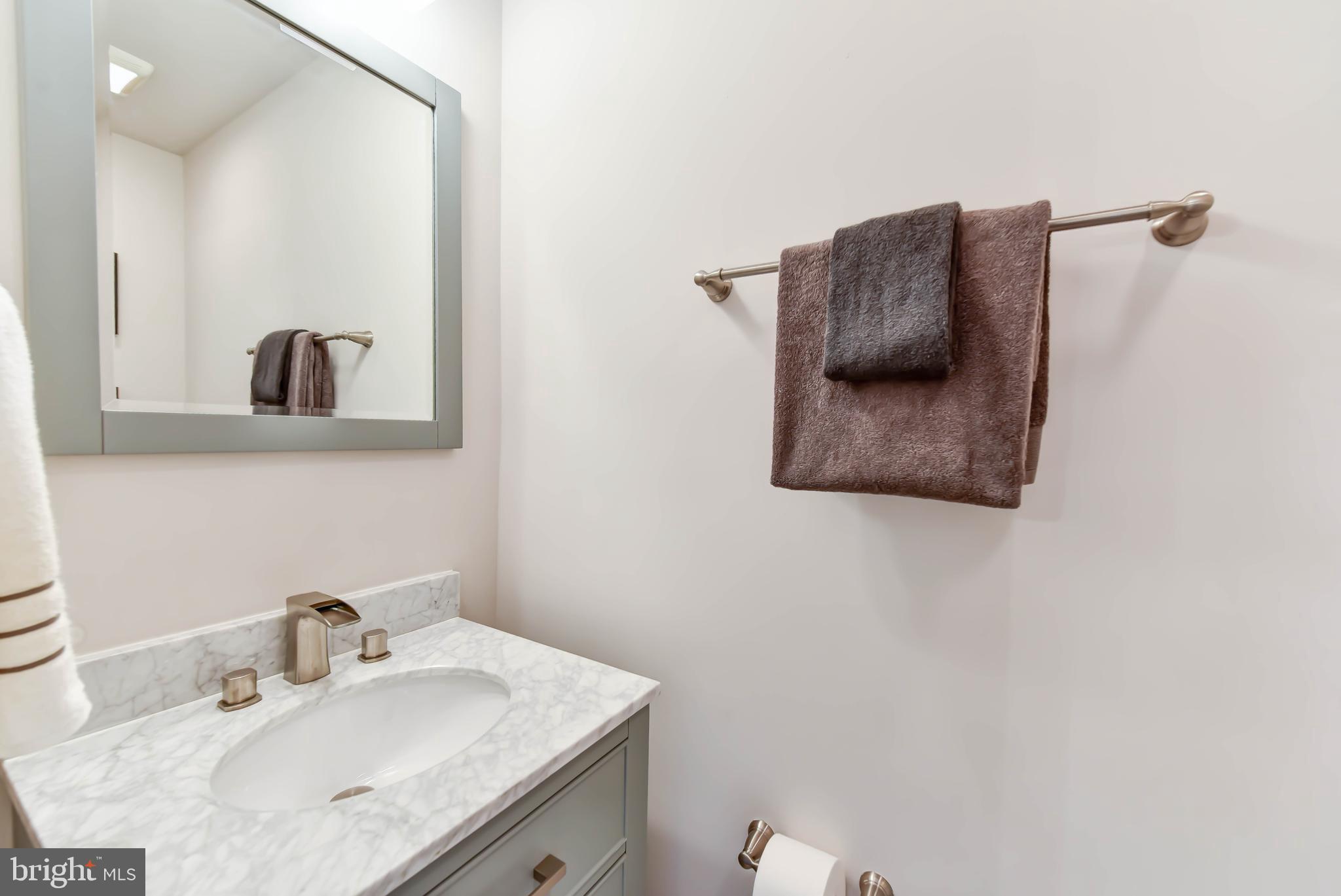 49 Adams Street Northwest Washington, DC 20001 - Photo 4 of 30 Powder Room