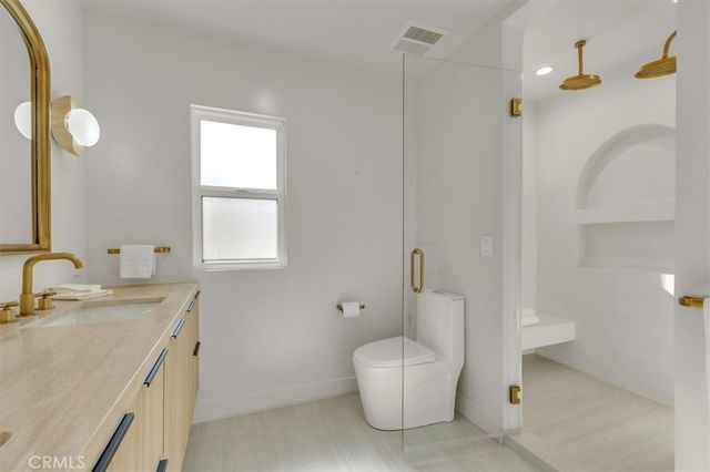 a view of back yard of the house