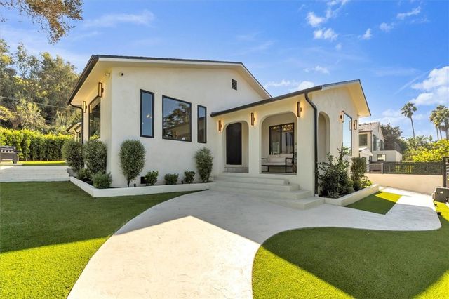 a view of a house with a backyard