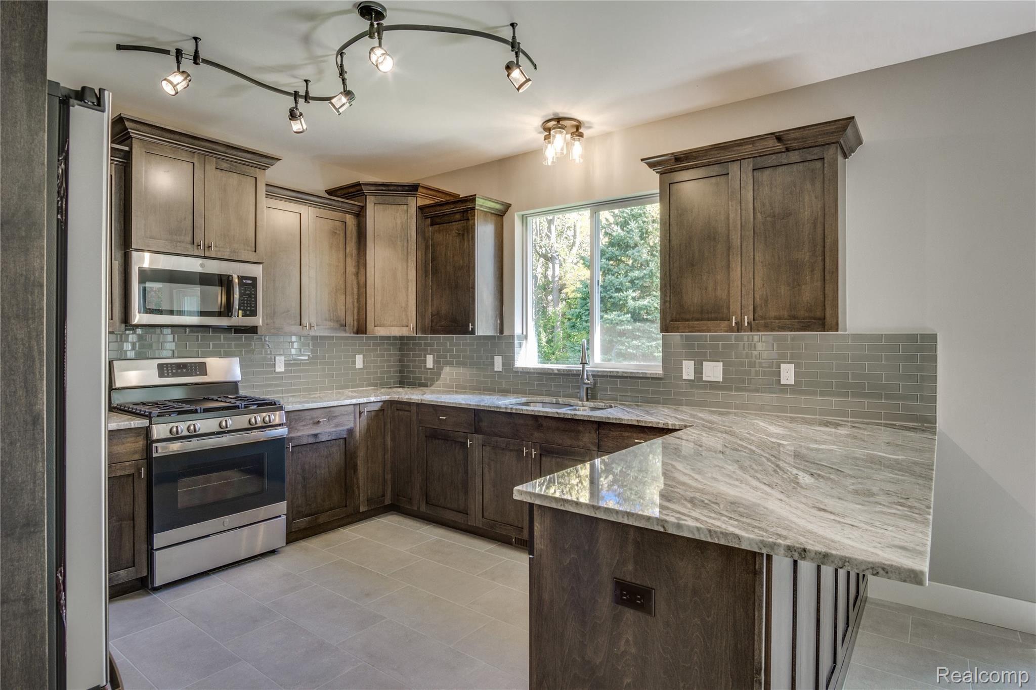 3909 Samuel Avenue Rochester, MI 48309 - Photo 17 of 35 Interiors (20 of 45).JPG