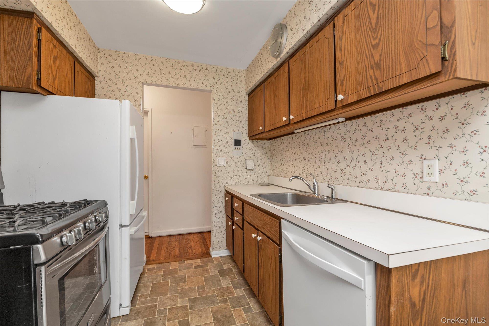 30 Barstow Road, Unit 3A Great Neck, NY 11021 - Photo 8 of 20