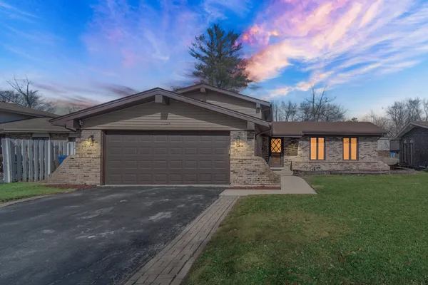 $339,700 | 1124 Jamie Lane, Homewood, IL 60430