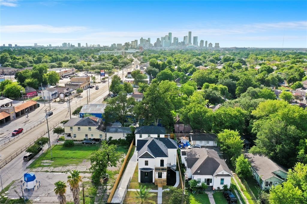 310 Delmar Street, Unit D Houston, TX 77011 - Photo 8 of 13 a view of a city