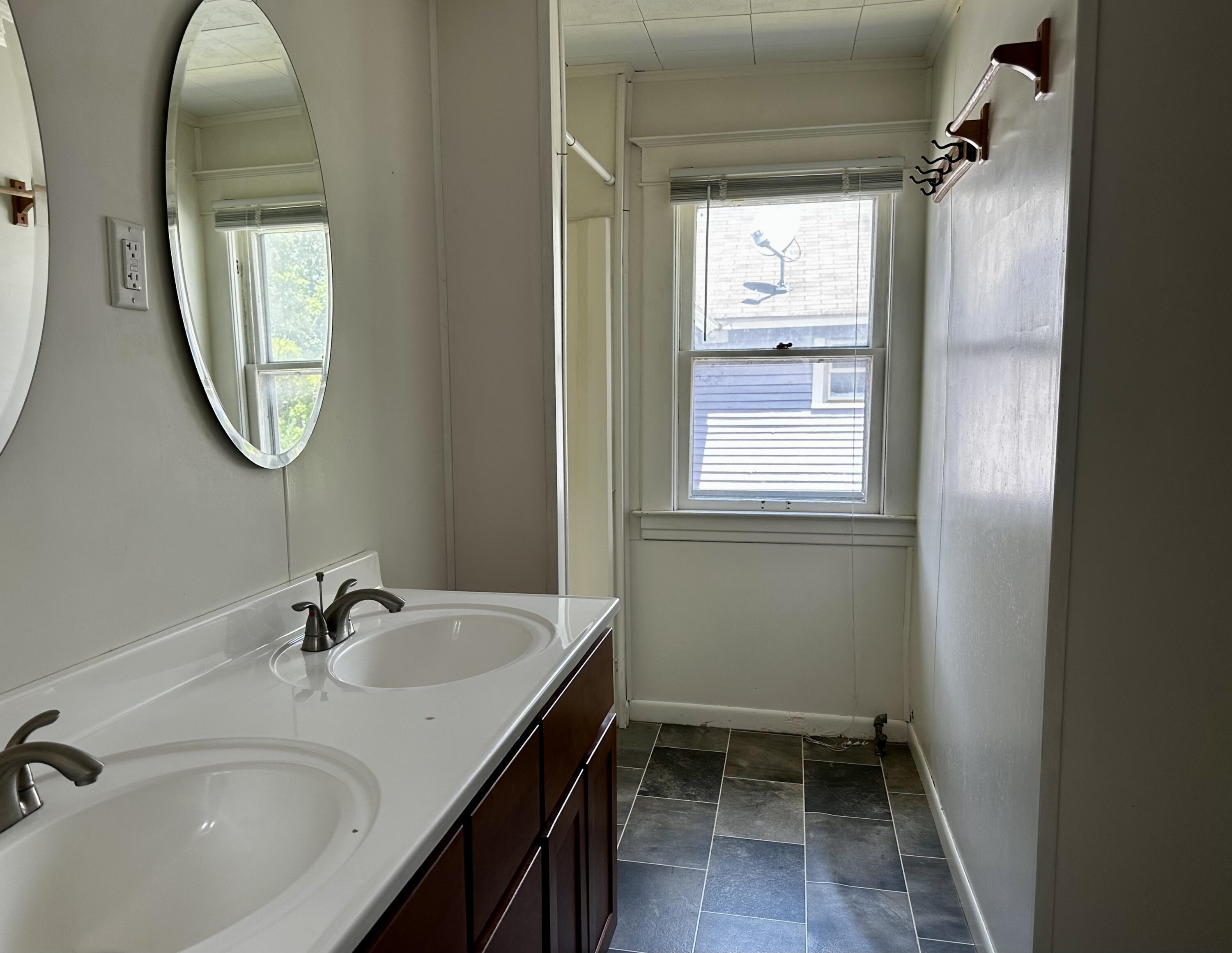 429 Davis Street Kalamazoo, MI 49007 - Photo 18 of 35 Unit 2 Bath(2)