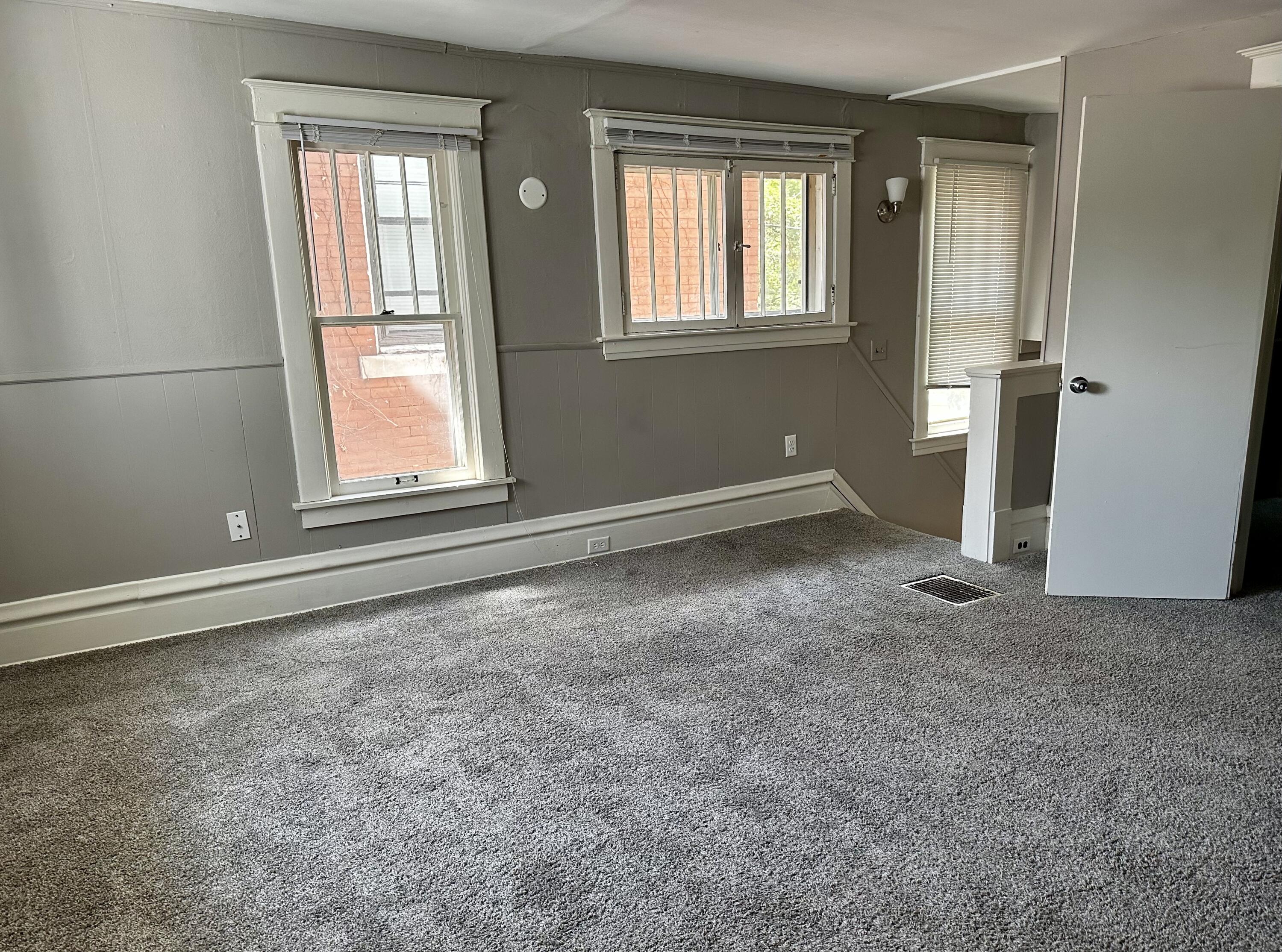429 Davis Street Kalamazoo, MI 49007 - Photo 25 of 35 Unit 2 Living(2)