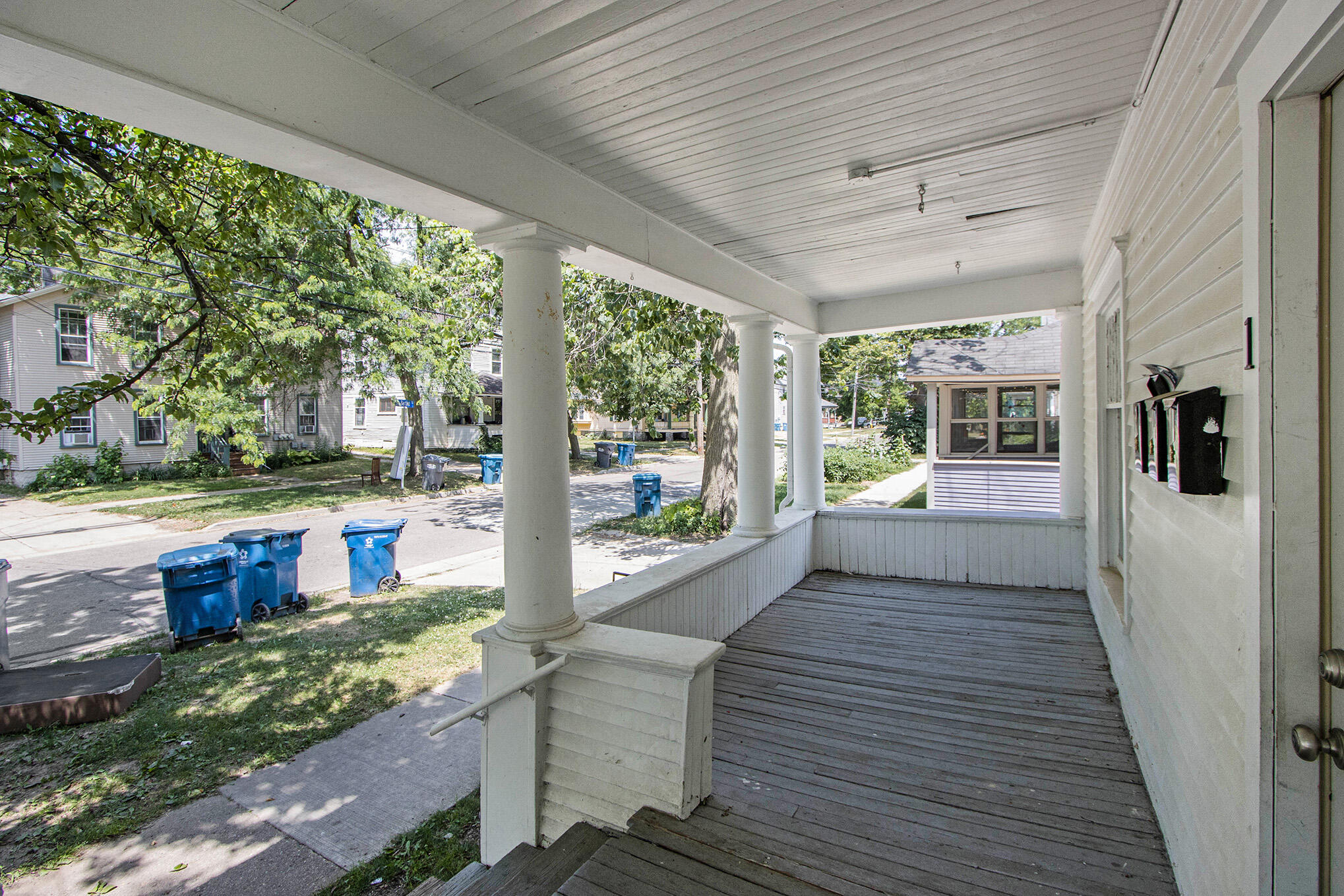 429 Davis Street Kalamazoo, MI 49007 - Photo 4 of 35 Front porch