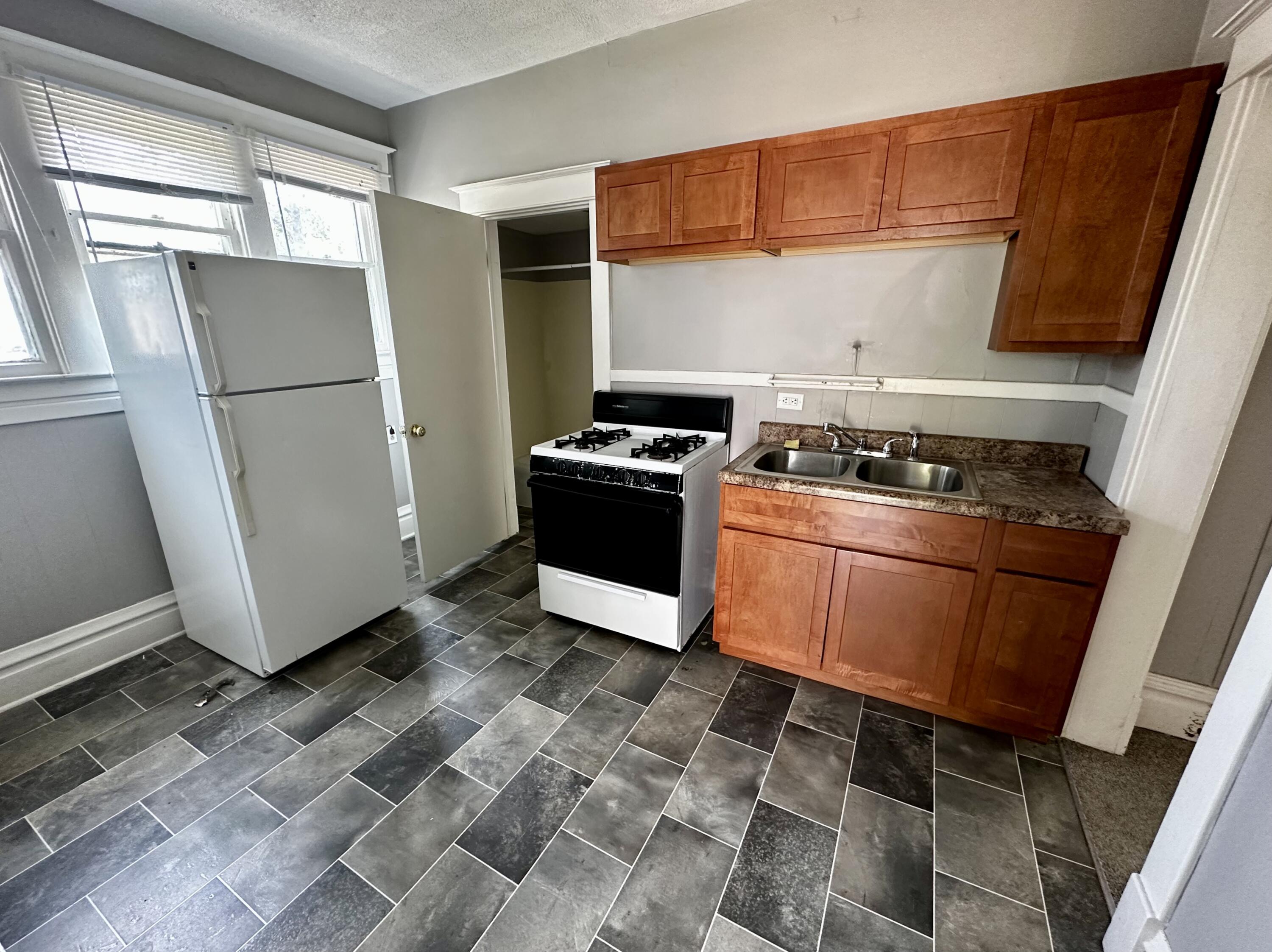 429 Davis Street Kalamazoo, MI 49007 - Photo 6 of 35 Unit 3 Kitchen