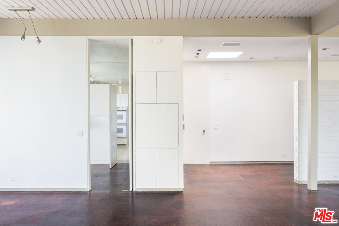 1035 Summit Drive Beverly Hills, CA 90210 - Photo 15 of 30