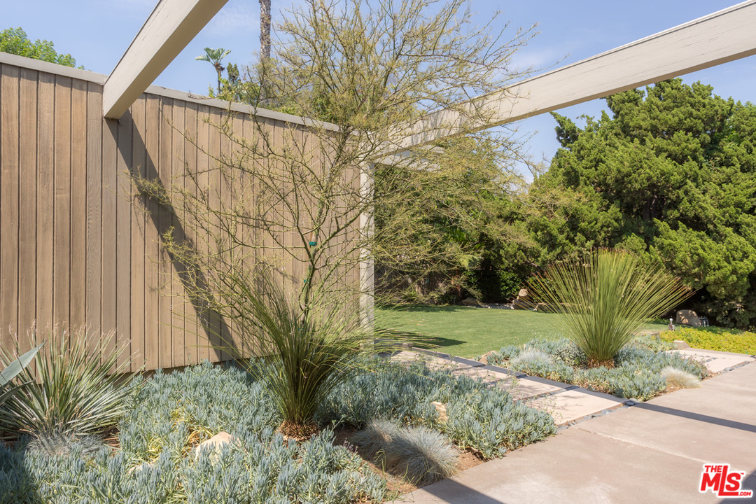 1035 Summit Drive Beverly Hills, CA 90210 - Photo 17 of 30