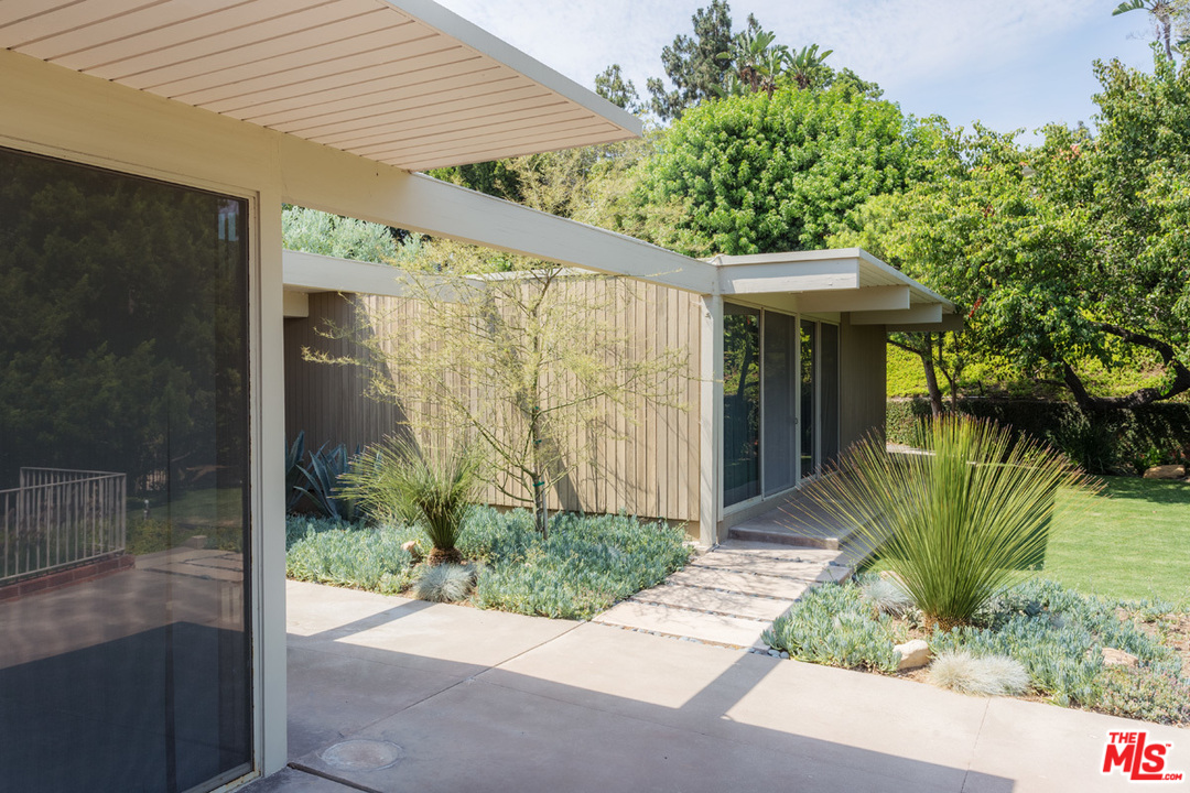 1035 Summit Drive Beverly Hills, CA 90210 - Photo 18 of 30