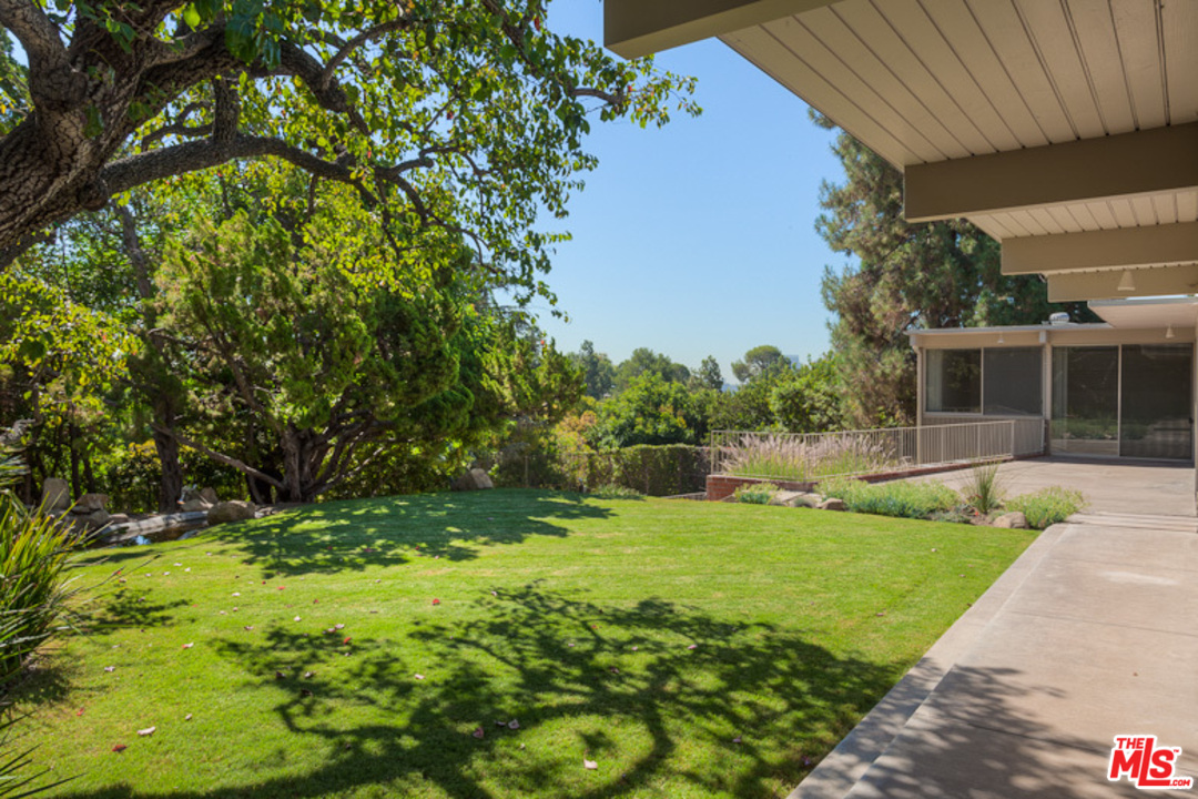 1035 Summit Drive Beverly Hills, CA 90210 - Photo 19 of 30