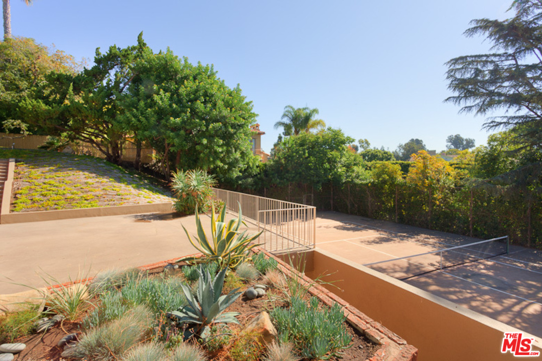 1035 Summit Drive Beverly Hills, CA 90210 - Photo 21 of 30