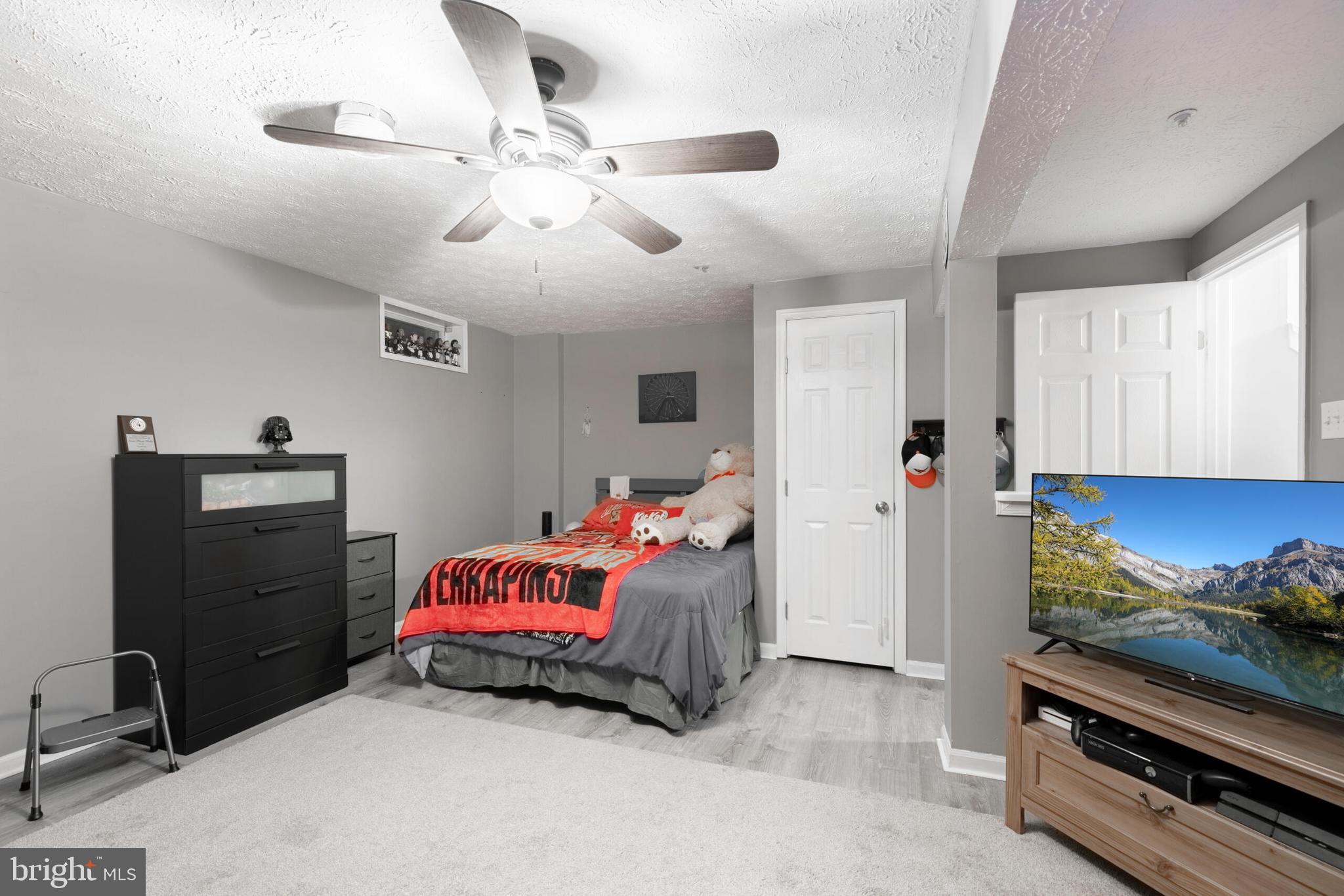 6058 Weekend Way, Unit G38 Columbia, MD 21044 - Photo 26 of 33 a bedroom with a bed and a chandelier