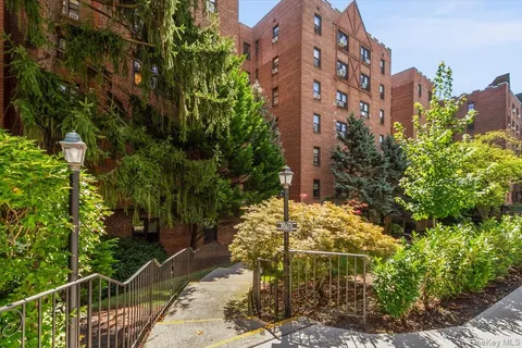 $199,900 | 142 Garth Road, Unit 2H, Scarsdale, NY 10583
