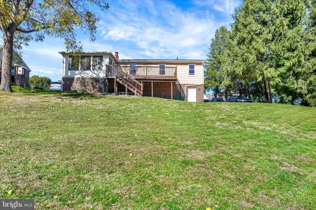a view of house with a yard
