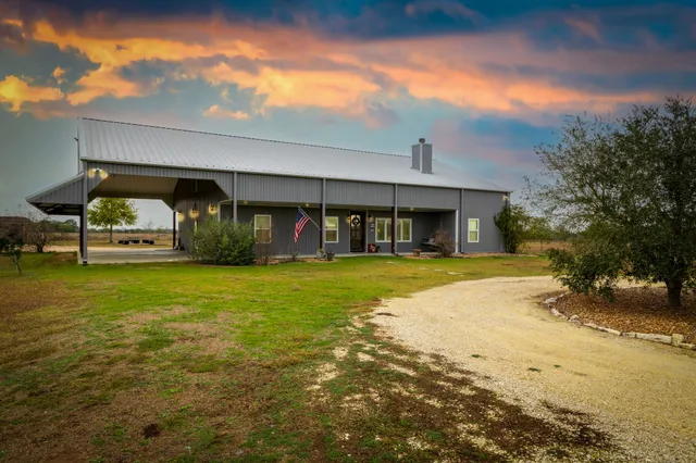 $979,500 | 1138 Creekside Lane, Weimar, TX 78962