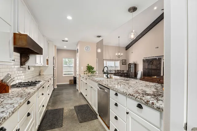 $979,500 | 1138 Creekside Lane, Weimar, TX 78962