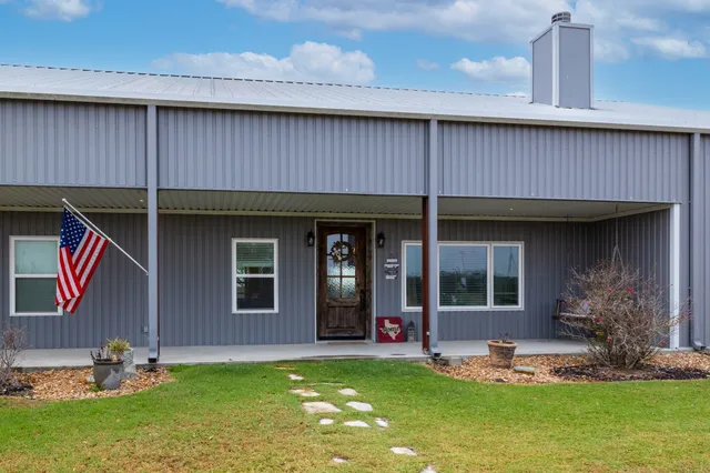 $979,500 | 1138 Creekside Lane, Weimar, TX 78962
