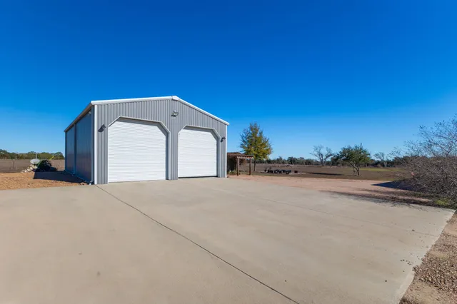 $979,500 | 1138 Creekside Lane, Weimar, TX 78962