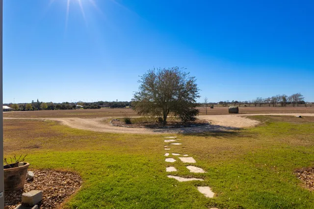 $979,500 | 1138 Creekside Lane, Weimar, TX 78962