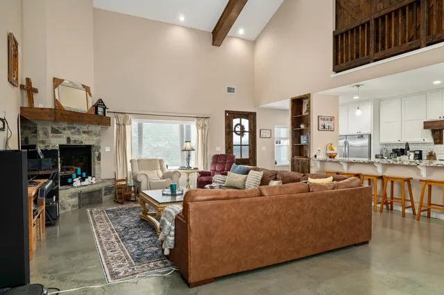 $979,500 | 1138 Creekside Lane, Weimar, TX 78962